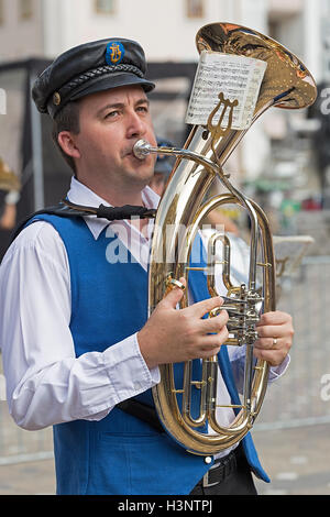 TIMISOARA, Romania - 25 settembre 2016: cantante etnica tedesca da Banat, Romania, giocare al trombone con occasione di ,,Festiv Foto Stock