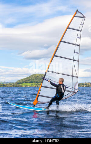 Il Lake District inglese - Windsurf a Ullswater, Cumbria Regno Unito Foto Stock