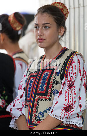 La ROMANIA, Timisoara - 24 settembre 2016: giovane rumeno donna in costume tradizionale, presente al festival internazionale del folclore Foto Stock