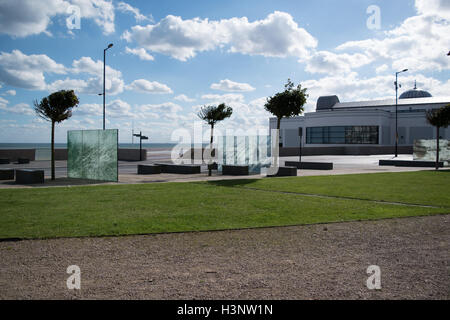 I giardini del centro termale progetto con i pannelli di vetro da Kirsty Brooks sul lungomare a Bridlington, East Riding of Yorkshire Foto Stock