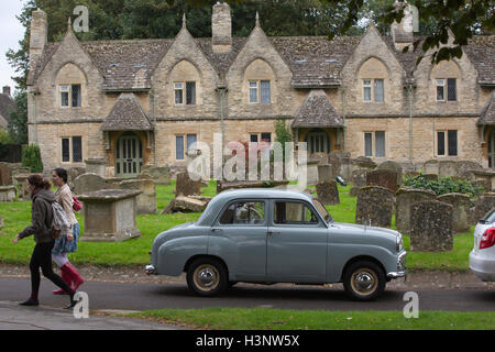 Standard di Austin classico auto parcheggiate fuori Holloways gli ospizi di carità, la chiesa di Santa Maria di Witney, Cotswolds, England, Regno Unito Foto Stock