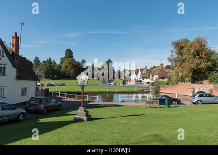 Cartolina villaggio inglese vista attraverso il verde e uno stagno Finchingfield Essex Inghilterra 2016 Foto Stock