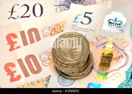 British denaro - pound monete sulle note, comprese nuove (2016) di plastica £5 Foto Stock