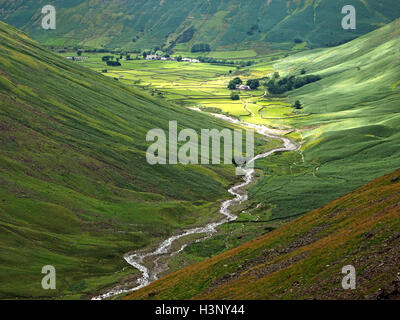 Vista della frazione di testa Wasdale nella luce del sole dai fianchi del grande timpano Cumbria alla fine di Wastwater Inghilterra del lago più profondo Foto Stock