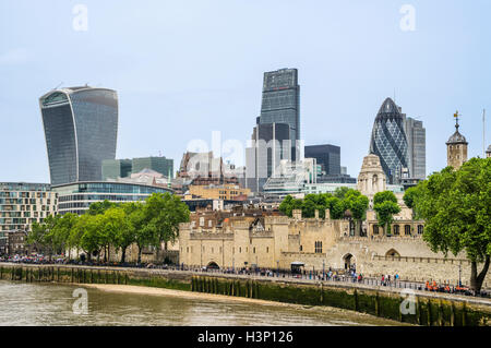 Gran Bretagna, Inghilterra, Londra, Torre di Londra con la città moderna della skyline di Londra Foto Stock