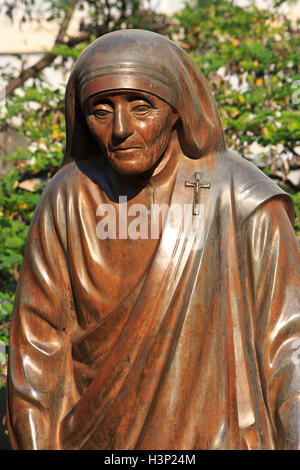 Statua di Madre Teresa di Calcutta (1910-1997) a Pristina, in Kosovo Foto Stock