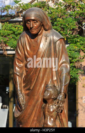 Statua di Madre Teresa di Calcutta (1910-1997) a Pristina, in Kosovo Foto Stock