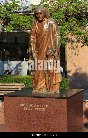 Statua di Madre Teresa di Calcutta (1910-1997) a Pristina, in Kosovo Foto Stock