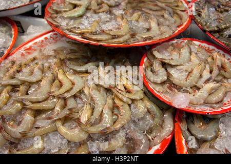 Gamberetti o gamberi per la vendita ad un pesce di stallo in un mercato in Thailandia. Foto Stock