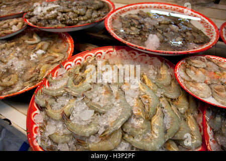 Gamberetti o gamberi per la vendita ad un pesce di stallo in un mercato in Thailandia. Foto Stock