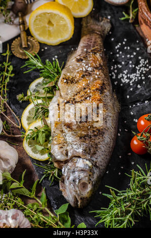 Trota alla griglia farciti con erbe e limoni, deliziosa e molto veloce cucinare il pesce Foto Stock