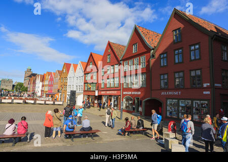 Bryggen (dock), noto anche come Tyskebryggen, è una serie di Hanseatic di edifici commerciali di Bergen, Norvegia Foto Stock