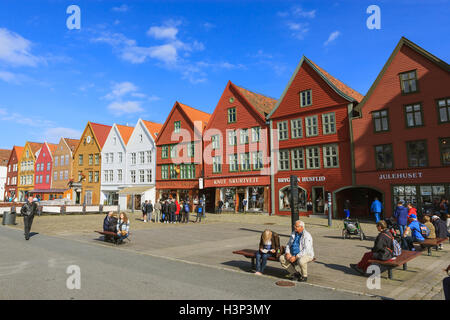 Bryggen (dock), noto anche come Tyskebryggen, è una serie di Hanseatic di edifici commerciali di Bergen, Norvegia Foto Stock