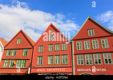 Bryggen (dock), noto anche come Tyskebryggen, è una serie di Hanseatic di edifici commerciali di Bergen, Norvegia Foto Stock