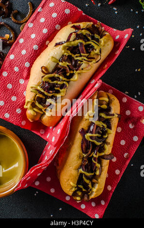 Tutte le carni bovine hotdog, delizioso pieno di carne caramellato con cipolla rossa, mostarda francese e peperoncino cani Foto Stock