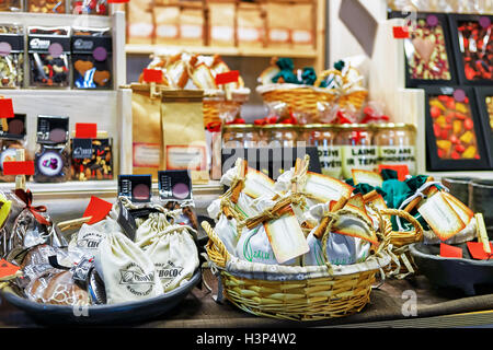 Riga, Lettonia - 26 dicembre 2015: cesti con cioccolatini esposti per la vendita al mercato di Natale a Riga, Lettonia. Foto Stock