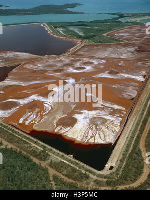 Stagni di insediamento alla miniera di bauxite, Foto Stock