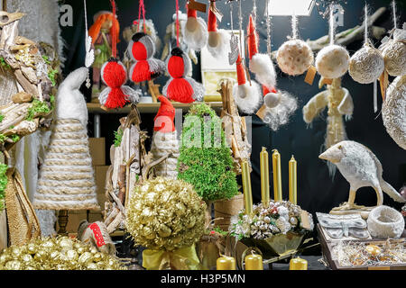 Golden Tree, biancheria statua di uccelli e altri souvenir fatti a mano appesa per la vendita al mercato di Natale nel centro storico di Riga, Lettonia. Messa a fuoco selettiva Foto Stock