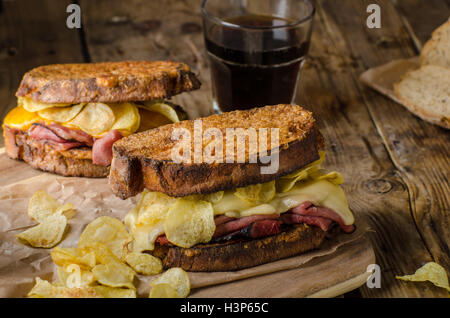 Toast alla francese stile salato, con carne e patatine, dallo stile rustico foto Foto Stock