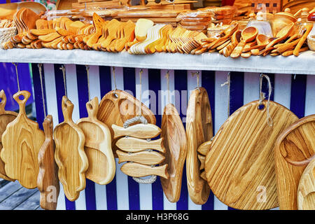 Taglio di legno schede madri e altri accessori da cucina in vendita su uno degli stalli durante il mercatino di Natale a Riga, Lettonia. Il mercato si svolge ogni anno a partire dal mese di dicembre fino all'inizio di gennaio. Foto Stock