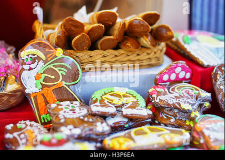 Babbo Natale e altre gingerbreads esposti per la vendita al mercato di Natale a Riga, Lettonia. In occasione della fiera le persone possono trovare souvenir festosa, merci, vestiti caldi, tradizionale cibo e bevande calde. Foto Stock