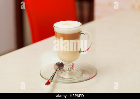 Caffè latte nella tazza di vetro Foto Stock