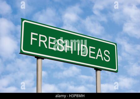 Cartello verde, idee fresche Testo Concetto, luminoso Cloudscape Sky, innovazione Concetto aziendale ispirazione metafora Billboard Foto Stock