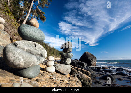 Rock Cairns sulla spiaggia mistica, Sooke, Isola di Vancouver, British Columbia, Canada Foto Stock