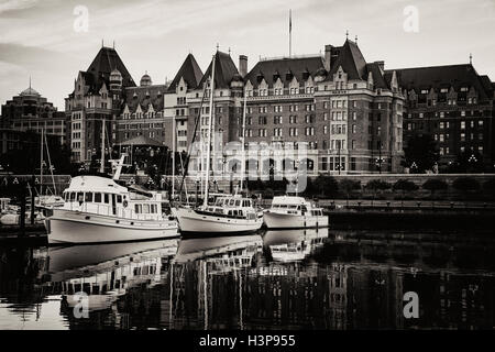 La Empress Hotel e del porto di Victoria (B&W) - Victoria, Isola di Vancouver, British Columbia, Canada Foto Stock