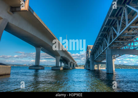 Una vista dal di sotto della I-90 bridge a Seattle, Washington. Immagine hdr. Foto Stock