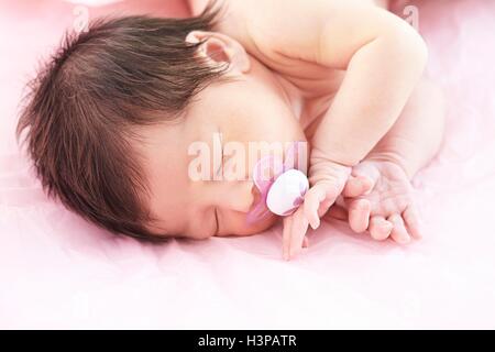 Modello rilasciato. Neonato ragazza con ciuccio in bocca. Foto Stock