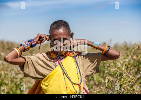 Masai Mara, Kenya, Africa - Febbraio 12, 2010 donna in abiti tradizionali Foto Stock