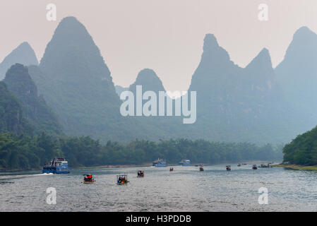 Le imbarcazioni turistiche viaggi il magnifico itinerario panoramico lungo il fiume Li da Guilin a Yangshuo Foto Stock