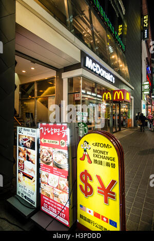 Vari cartelli in inglese e coreano in strada di Myeong-dong di Seoul, Corea Foto Stock