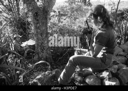 GUAZAPA, EL SALVADOR, FEB 1984: - all'interno del FPL Guerrilla zone di controllo - Le donne di guerriglia operatori radio mantenere il contatto tra FPL unità di combattimento. Foto Stock