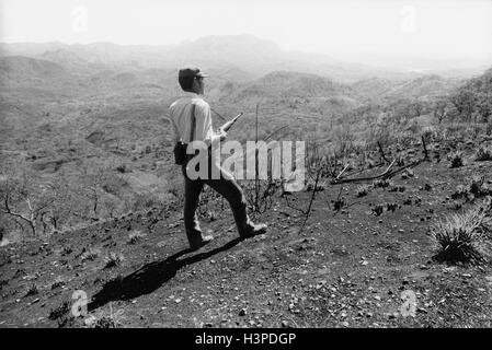 CHALATENANGO, EL SALVADOR, FEB 1984: - all'interno del FPL Guerrilla zone di controllo Evaristo, un membro della milizia PPL. Foto Stock