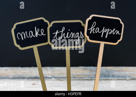 Messaggio di business per fare le cose accadere scritto con un gessetto su legno mini etichette di Blackboard Foto Stock