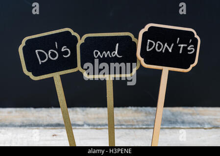 Messaggio di Business fare e non fare è scritto con un gessetto su legno mini etichette di Blackboard Foto Stock