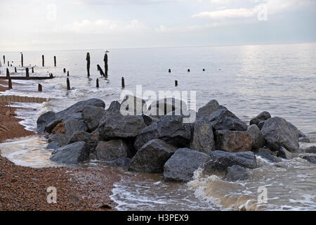 Rock corazza frangionde Bawdsey Ferry Suffolk REGNO UNITO Foto Stock