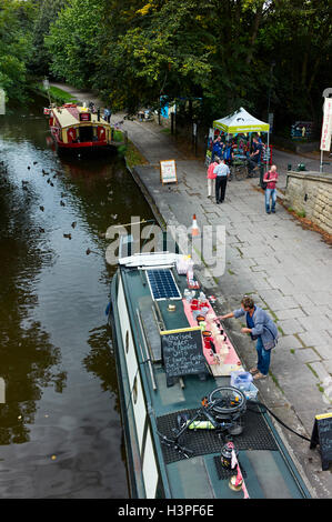 I regali dipinti a mano sono venduti da narrowboat a Saltaire sul canale di Leeds e Liverpool Foto Stock