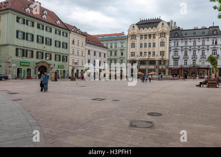 Bratislava, Slovacchia - 7 Maggio 2013: turisti e residenti sulla piazza principale della città nella città vecchia Foto Stock