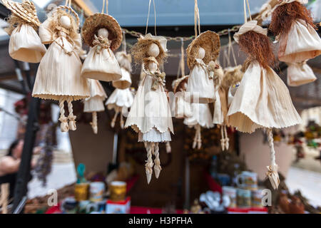 Bratislava, Slovacchia - 7 Maggio 2013: regali e souvenir shop nella città vecchia Foto Stock