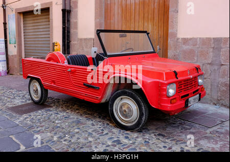 citroen mehari in street scene, bosa, sardegna, italia Foto Stock