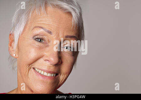 Close-up donna senior con sorriso toothy Foto Stock