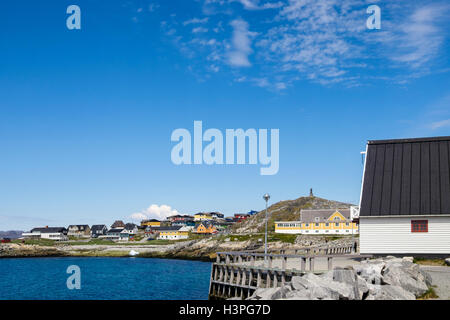 Vista sul Porto di Colonia (Kolonihavnen) a Hans Egede statua sulla collina accanto alla cattedrale. Nuuk Groenlandia Foto Stock