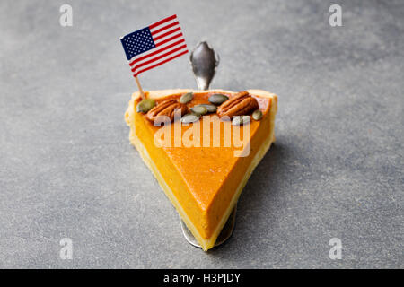 Torta di zucca, crostata con bandiera americana sulla parte superiore Foto Stock