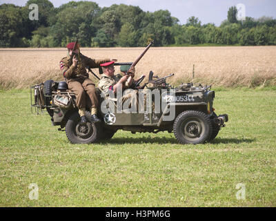 Reenactors raffigurante la British World War due soldati durante una battaglia rievocazione storica a Baston nel weekend di blitz Foto Stock