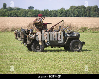 Reenactors raffigurante la British World War due soldati durante una battaglia rievocazione storica a Baston nel weekend di blitz Foto Stock