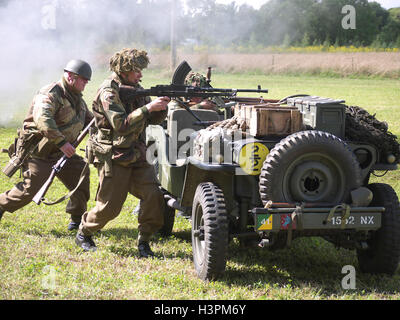 Reenactors raffigurante la British World War due soldati durante una battaglia rievocazione storica a Baston nel weekend di blitz Foto Stock