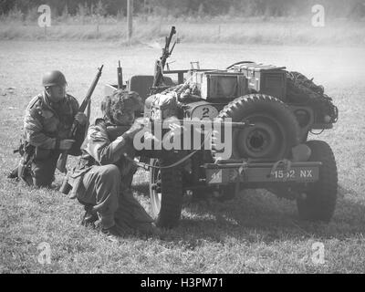 Reenactors raffigurante la British World War due soldati durante una battaglia rievocazione storica a Baston nel weekend di blitz Foto Stock